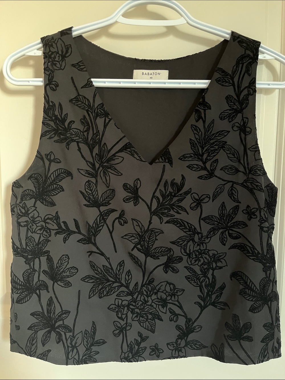 Babaton Black Floral Burnout V-Neck Sleeveless Top Size‎ XS